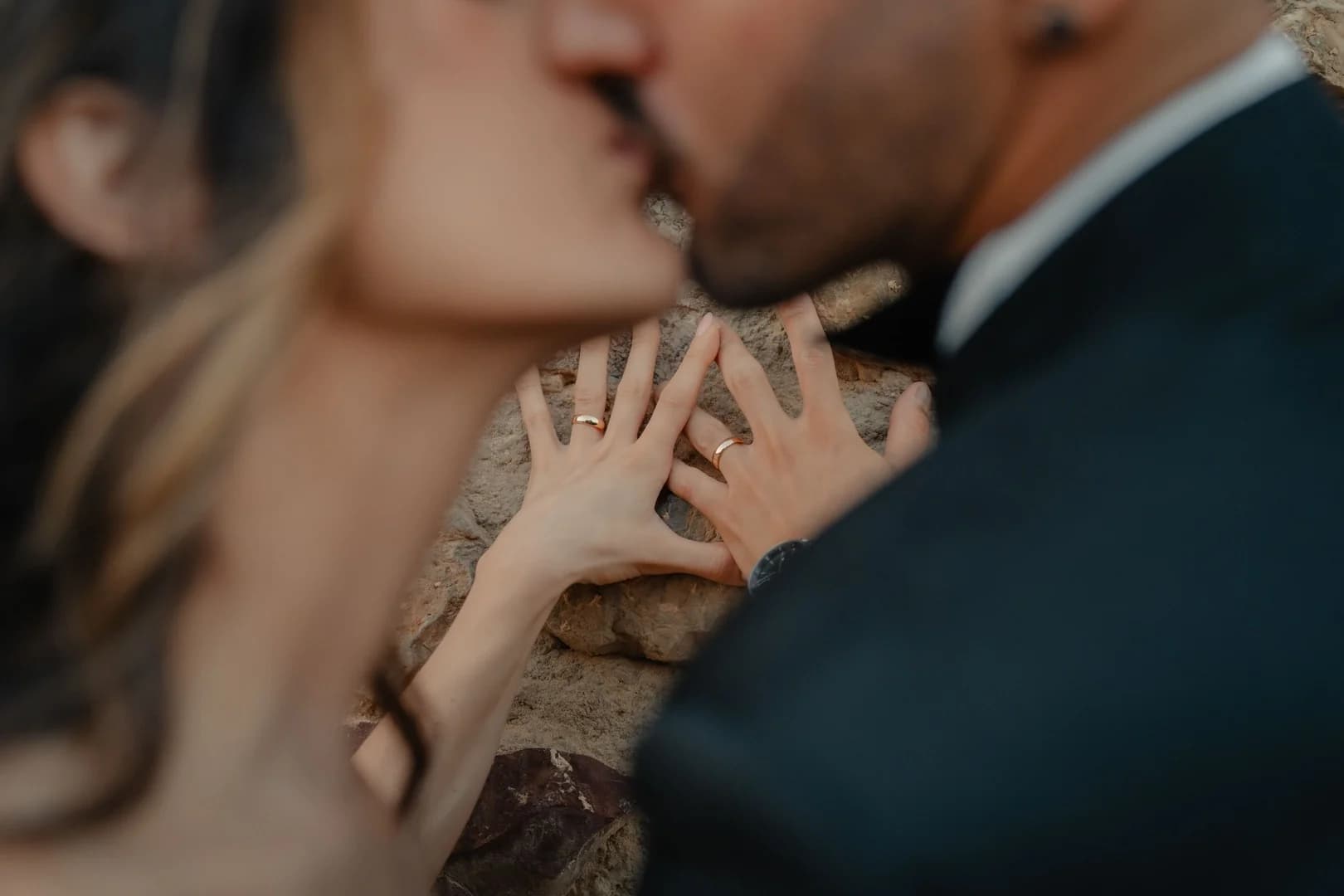 Dettaglio intimo degli sposi con le fedi